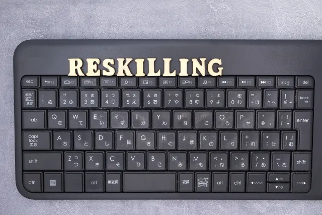 キーボードの上に置かれた「RESKILLING」の文字
