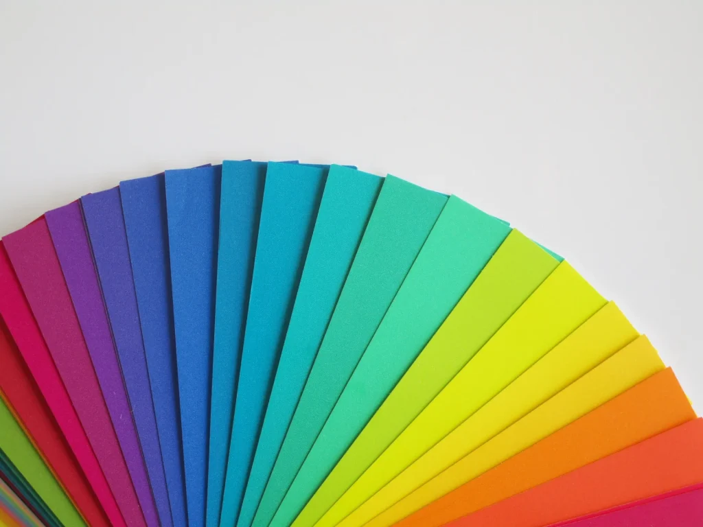 色彩心理学で心理状態を知るためたくさんの色の中から好きな色を選ぶ